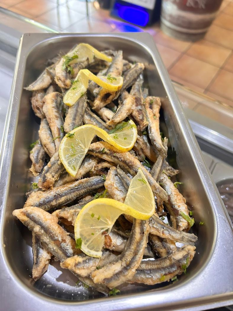 Sardinas fritas con limón, un clásico de la casa