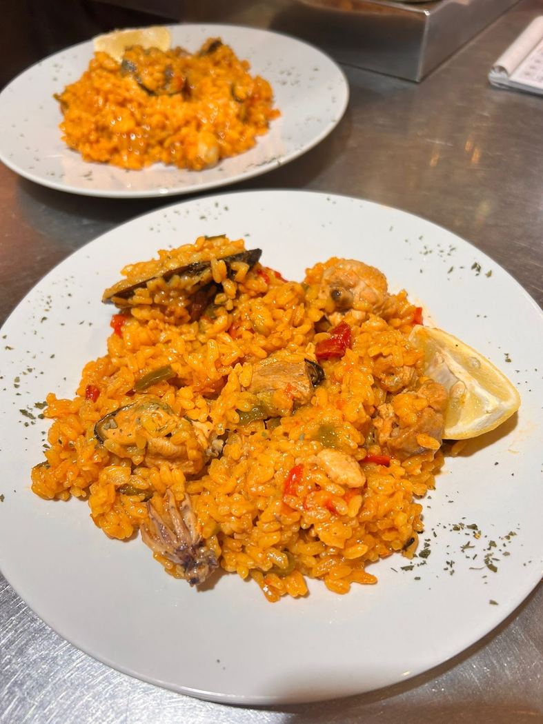 Arroz con marisco, con calamares, mejillones y gambas