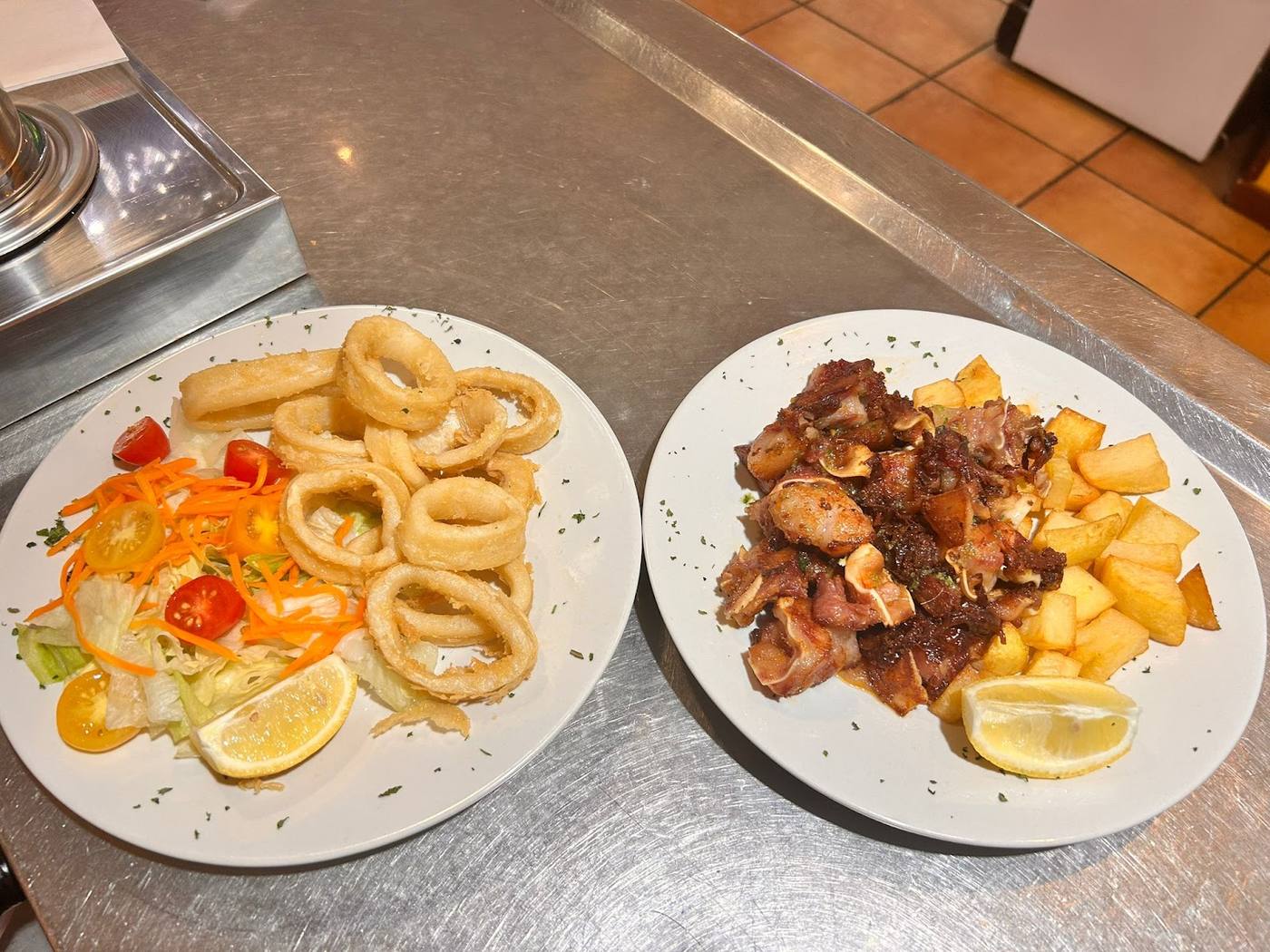 Ración de calamares rebozados y carrillada ibérica con patatas fritas